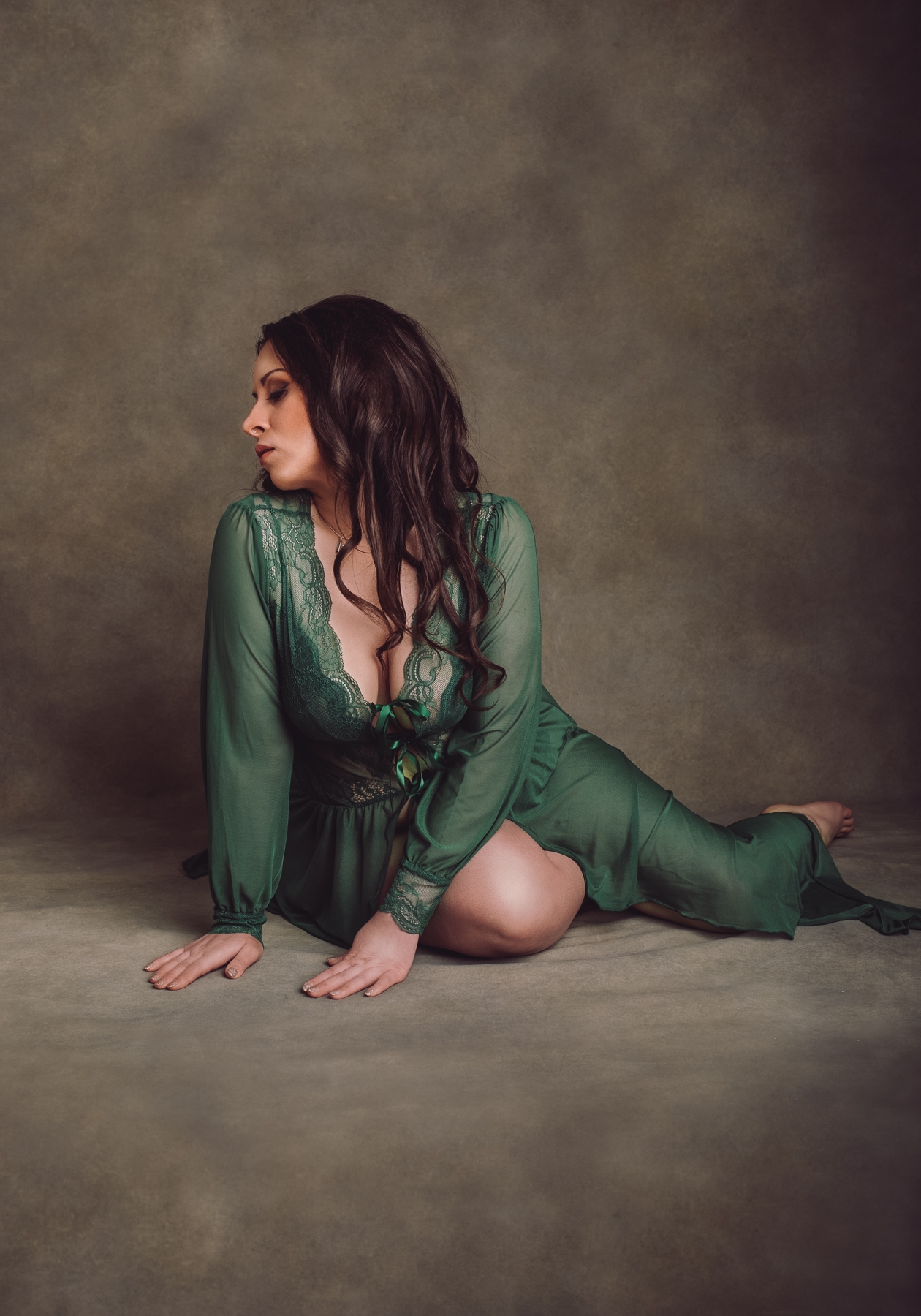 luxury boudoir photography specialising in women's portraiture. Luxury portrait photographer in Worcester, Birmingham, Gloucester, Hereford, Warwick, Shropshire, Stafford. Magazine style portraits in Birmingham. Boudoir photography in Birmingham.