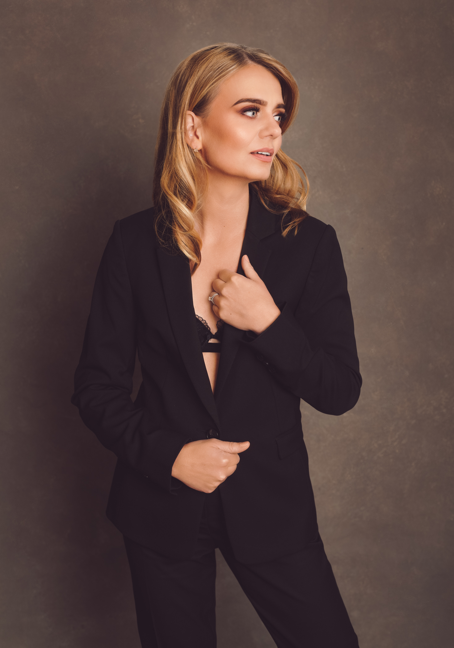 luxury portrait photography specialising in women's portraiture. Luxury portrait photographer in Worcester, Birmingham, Gloucester, Hereford, Warwick, Shropshire, Stafford. Magazine style portraits in Birmingham. Boudoir photography in Birmingham.